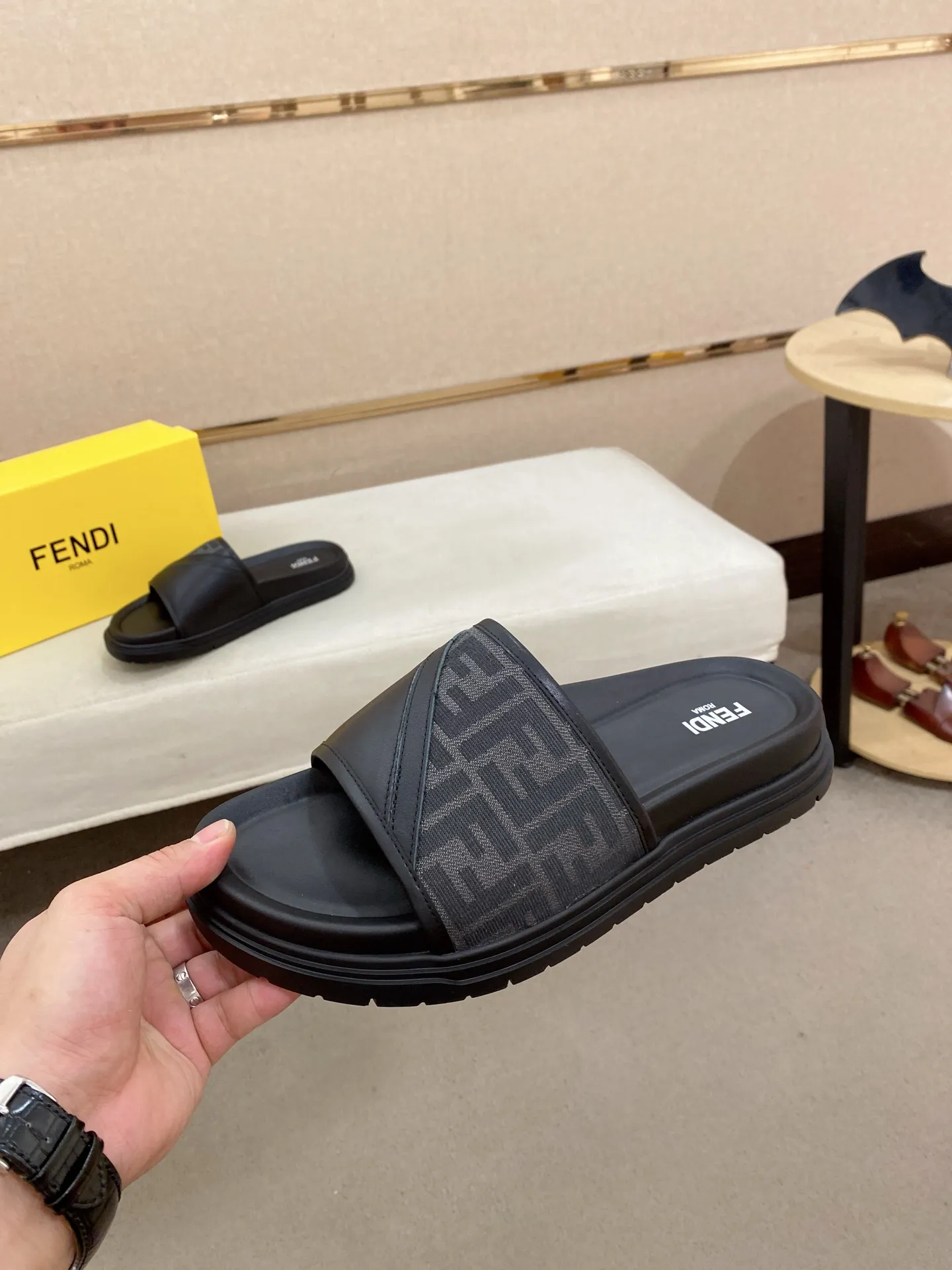 Factory price: 320💰 [Fendi Slippers] High-end brand of men's shoes, official website 1:1 latest masterpiece: original mold customization, the fabric is made of imported original materials, upgraded outsole, lighter and non-slip. The market's top quality, simple yet tasteful, a must-have for fashionistas, fashionable at your feet, full of confidence, the same style at the counter 👍The season of summer slippers is here. Code: 38-44 (45 is custom-made and cannot be returned or exchanged)